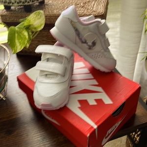 Like new toddler Nike shoes size7